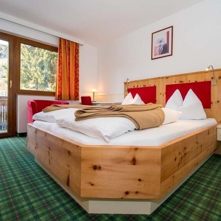 Ein gemütliches Doppelbett in einem stilvollen Zimmer im, ideal für entspannende Nächte