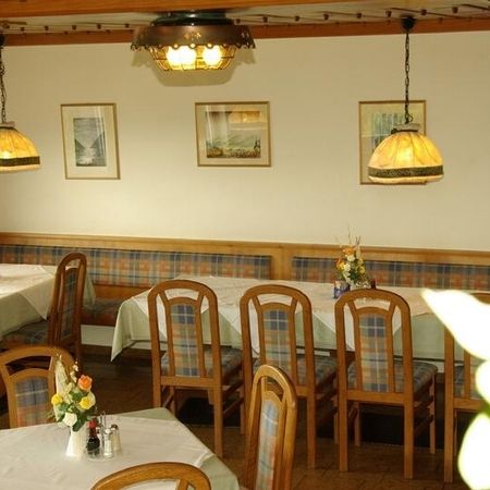 Ein Restaurant mit Tischen und Stühlen, bereit für Gäste, die eine Mahlzeit genießen möchten.