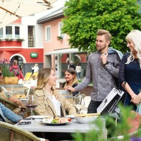 Menschen in der Innenstadt sitzen in einem Restaurant und unterhalten sich